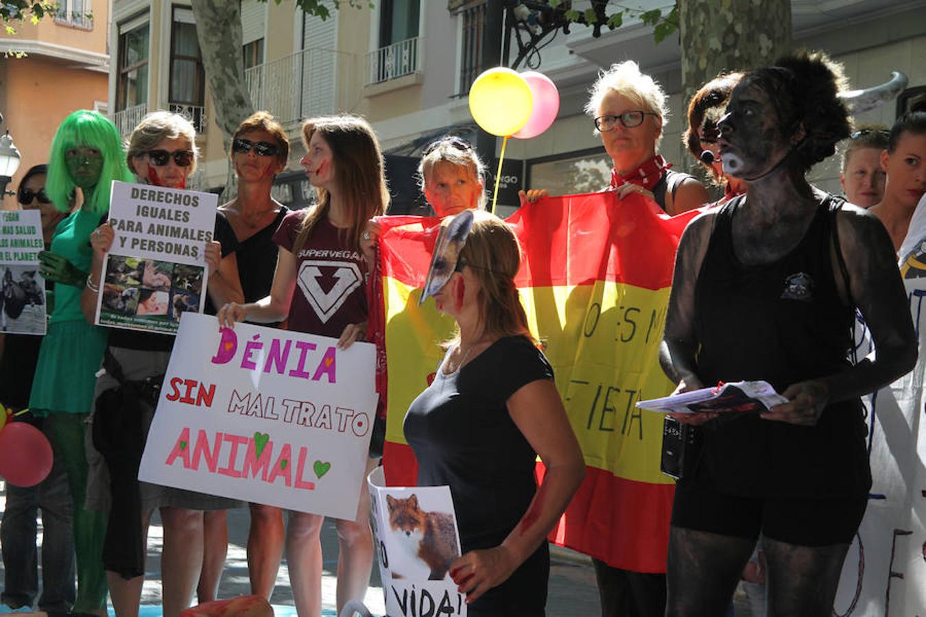 Fotos de la protesta contra los bous a la mar de Dénia