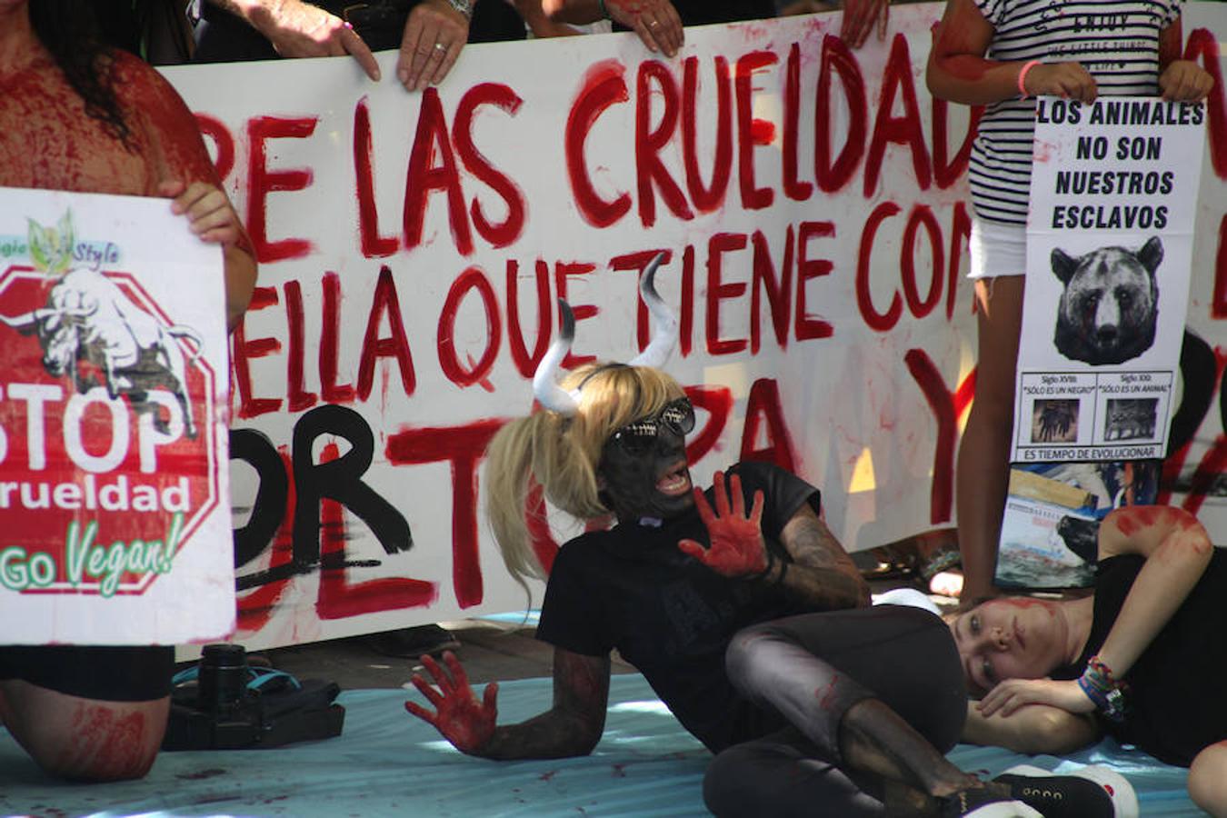 Fotos de la protesta contra los bous a la mar de Dénia