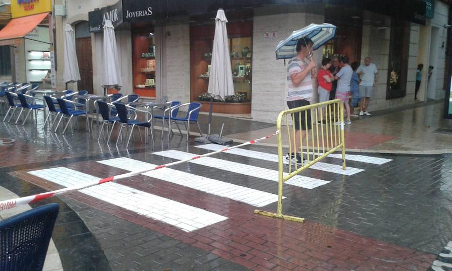 Una tormenta inunda Dénia y obliga a cerrar playas en Calpe por derrumbes