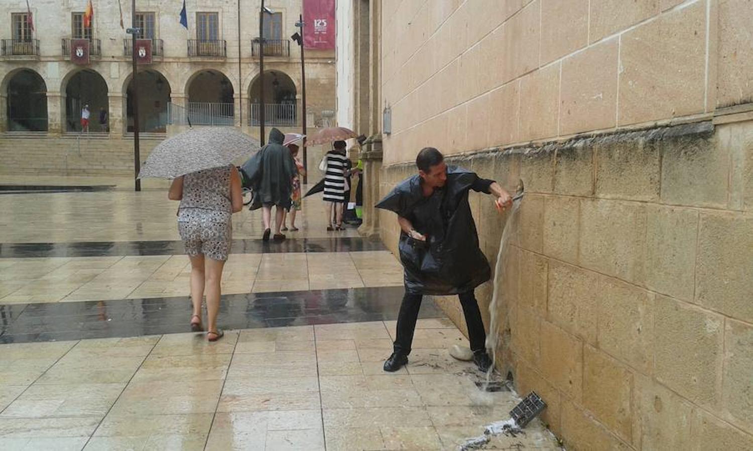 Una tormenta inunda Dénia y obliga a cerrar playas en Calpe por derrumbes