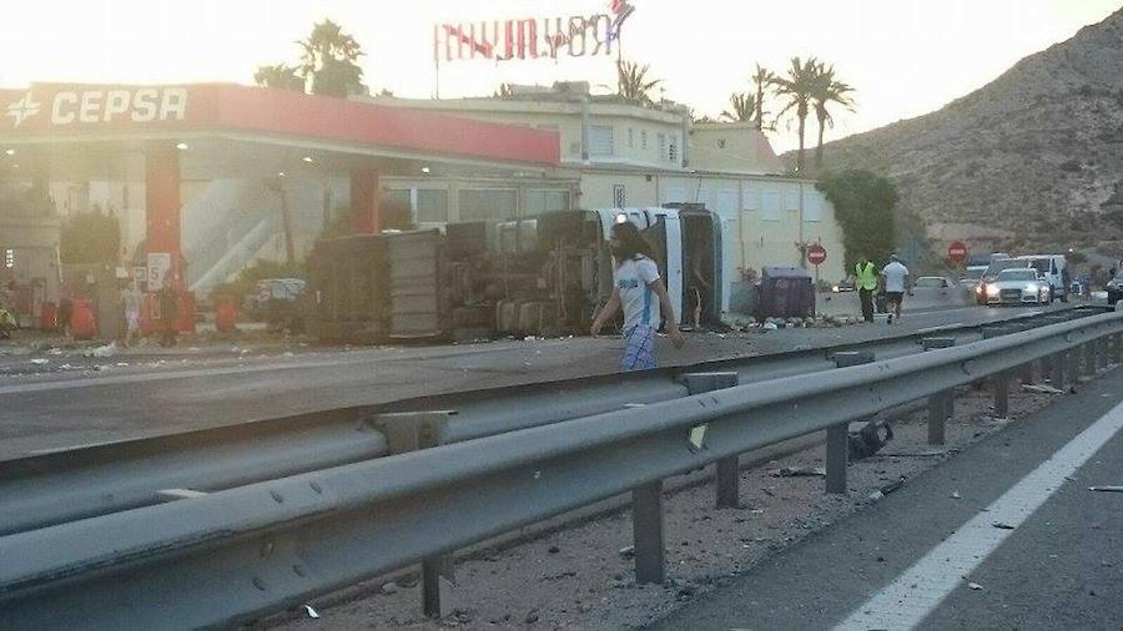 Un muerto y nueve heridos en Petrer al colisionar un camión con varios coches