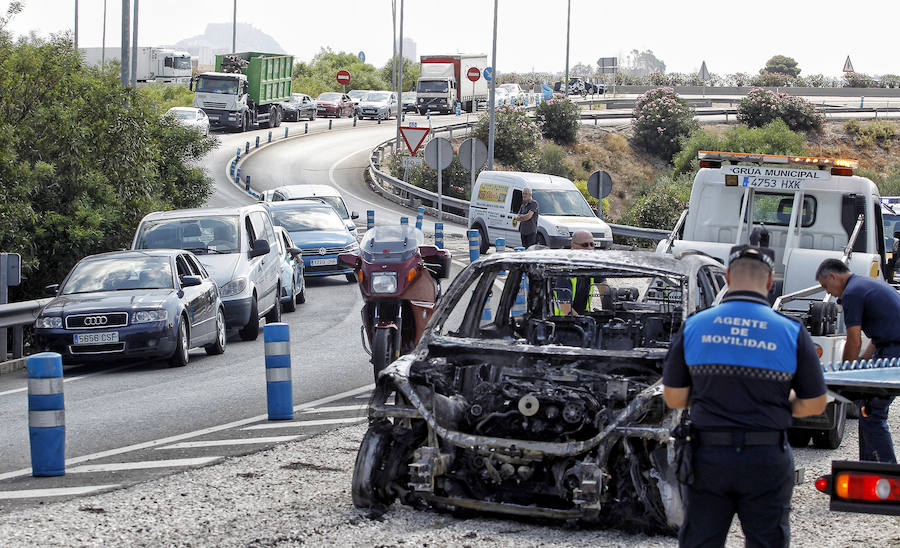 Incendio de un coche en la A-7, salida de Alicante