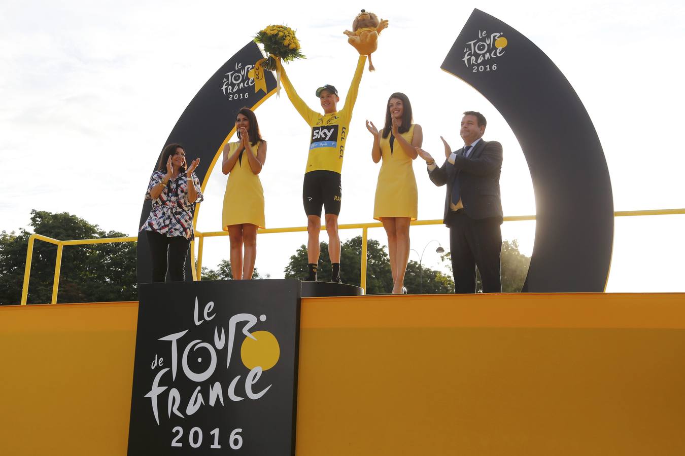 Froome celebra su tercer Tour de Francia en París