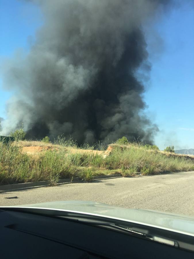 Fotos del incendio en una empresa de plásticos de l&#039;Olleria obliga a desalojar a 118 ancianos de una residencia