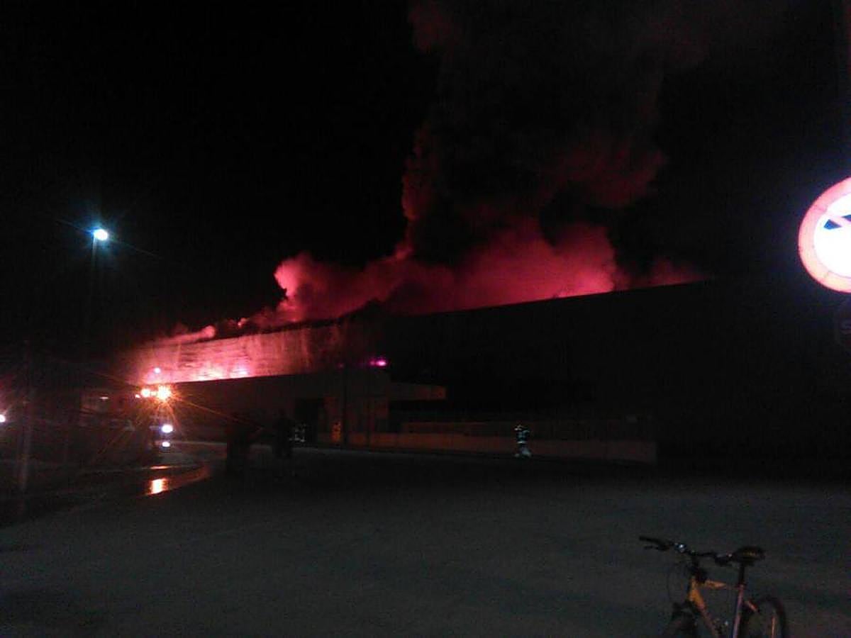 Fotos del incendio en una empresa de plásticos de l&#039;Olleria obliga a desalojar a 118 ancianos de una residencia