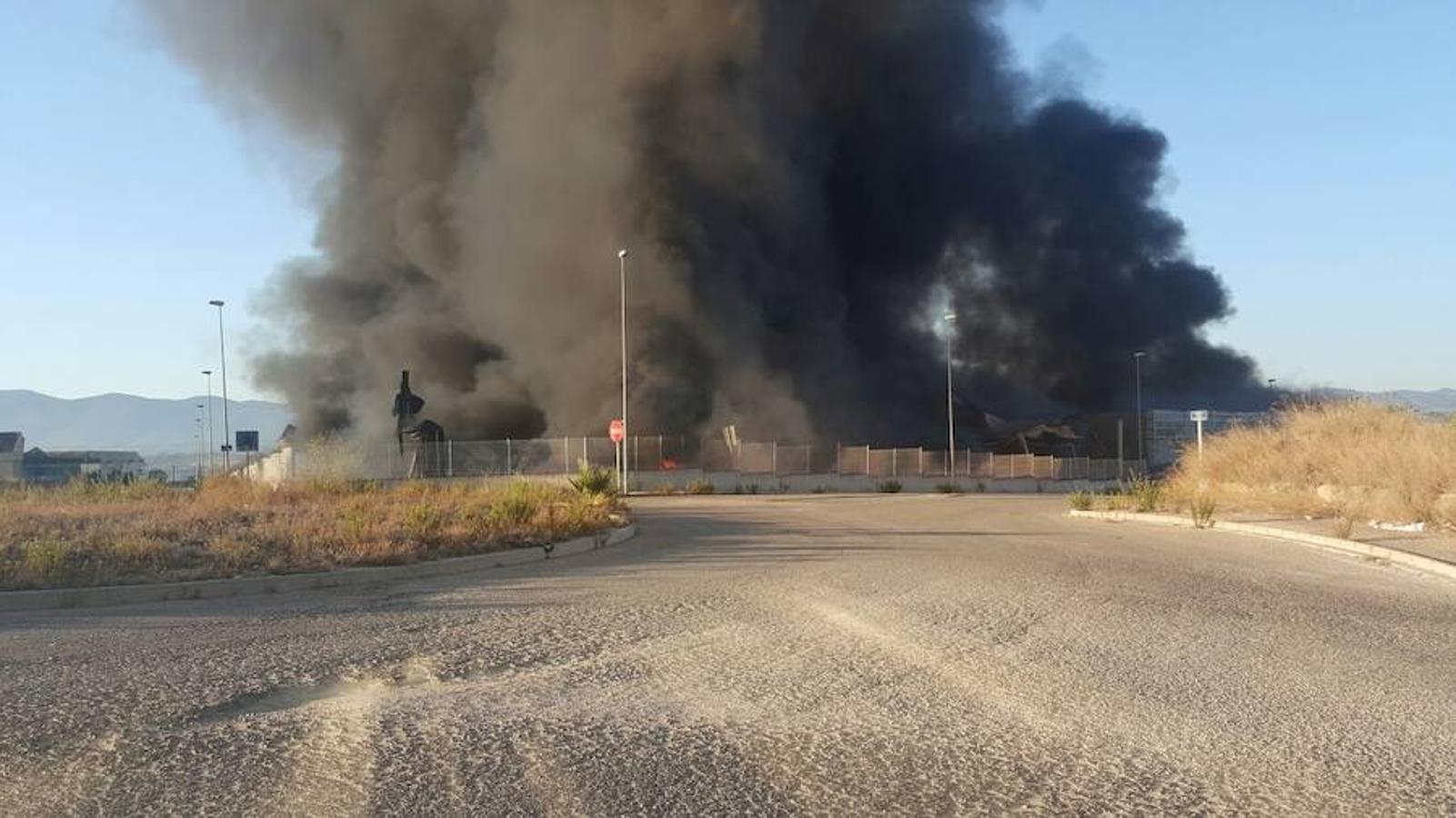 Fotos del incendio en una empresa de plásticos de l&#039;Olleria obliga a desalojar a 118 ancianos de una residencia