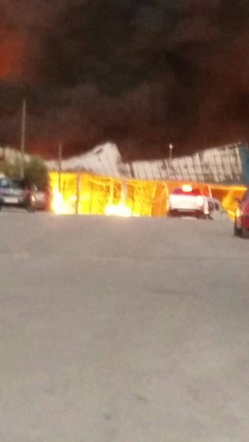 Fotos del incendio en una empresa de plásticos de l&#039;Olleria obliga a desalojar a 118 ancianos de una residencia
