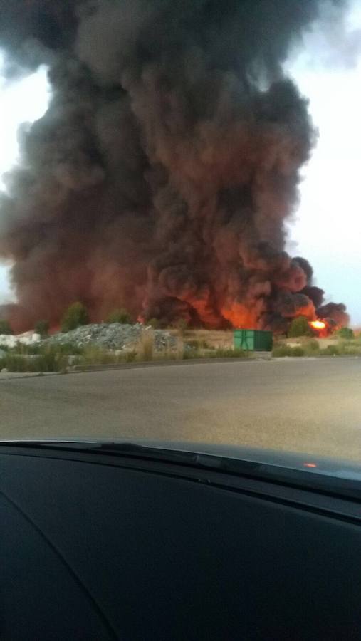 Fotos del incendio en una empresa de plásticos de l&#039;Olleria obliga a desalojar a 118 ancianos de una residencia