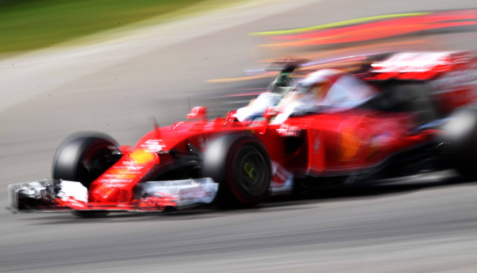 Sebastian Vettel, con su Ferrari en el GP de Alemania. / AFP PHOTO / PATRIK STOLLARZ