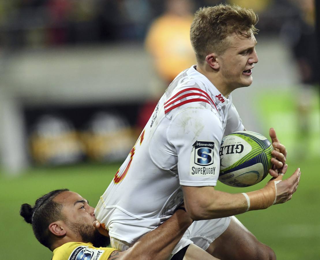 Willis Halaholo (izq), de los Hurricanes, atrapa a Damian McKenzie (dcha), de los Chiefs, durante su partido de semifinal de la Super Rugby en el estadio Westpac Stadium de Wellington, Nueva Zelanda, hoy, 30 de julio de 2016. EFE/Ross Setford