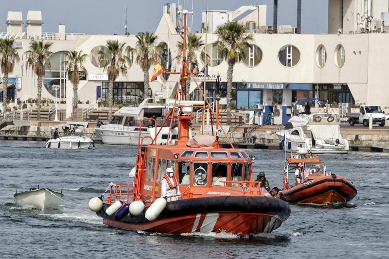 Rescatan a diez personas de una patera frente a la costa alicantina