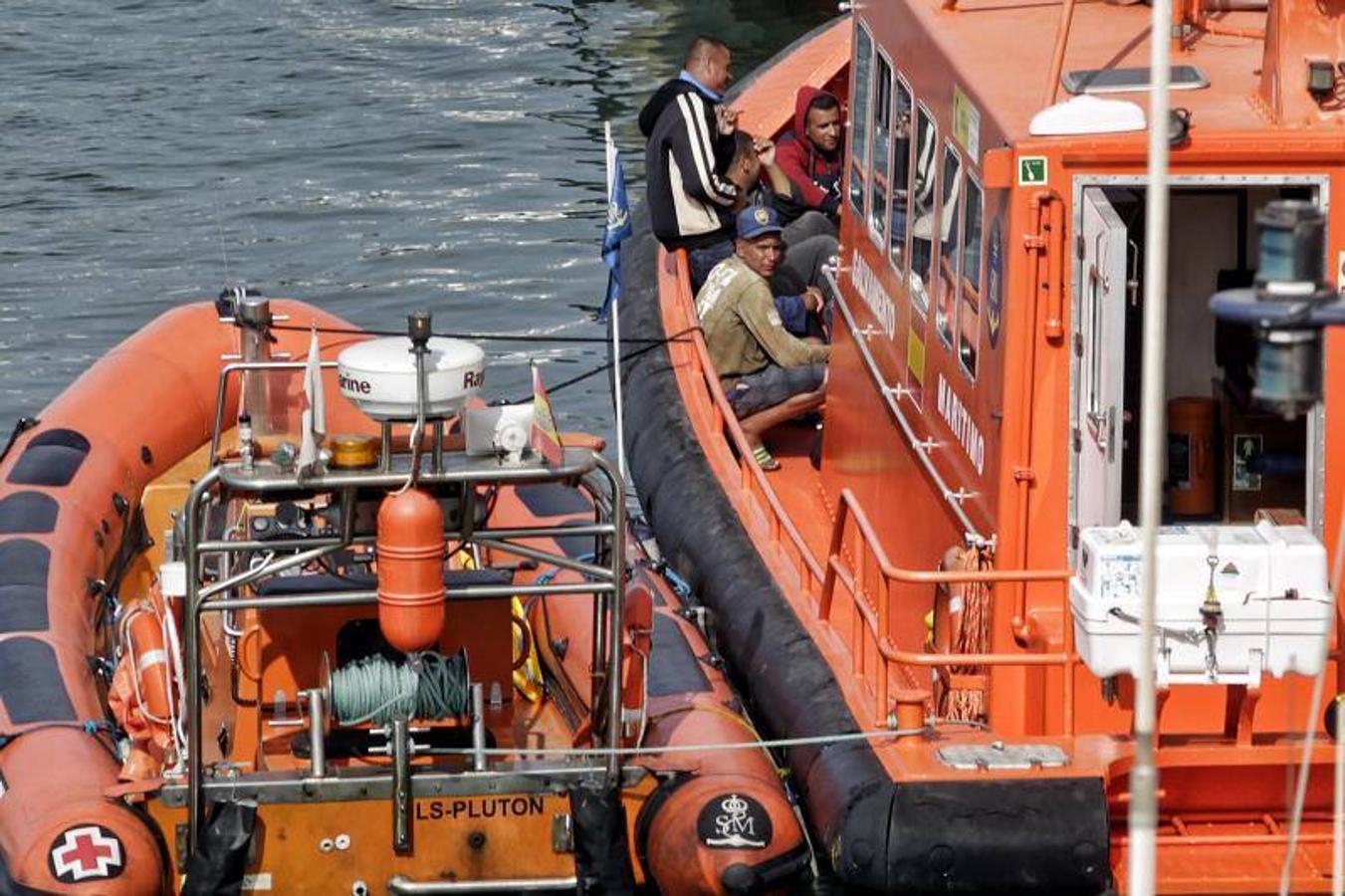 Rescatan a diez personas de una patera frente a la costa alicantina