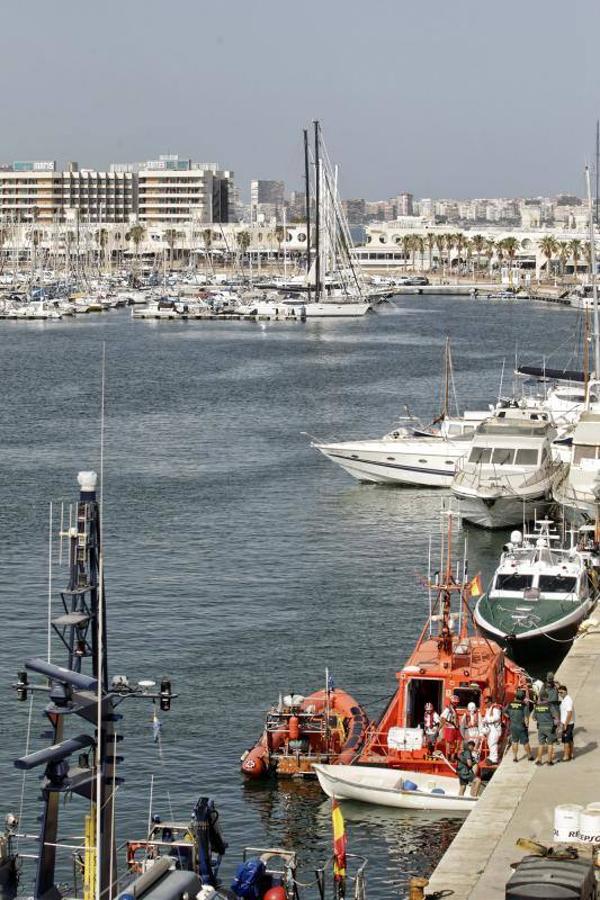 Rescatan a diez personas de una patera frente a la costa alicantina