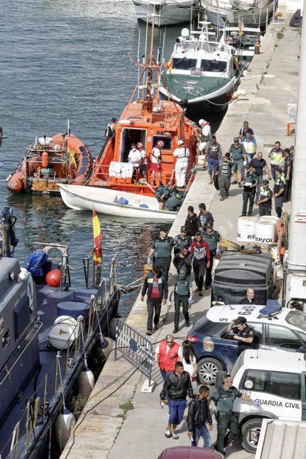 Rescatan a diez personas de una patera frente a la costa alicantina