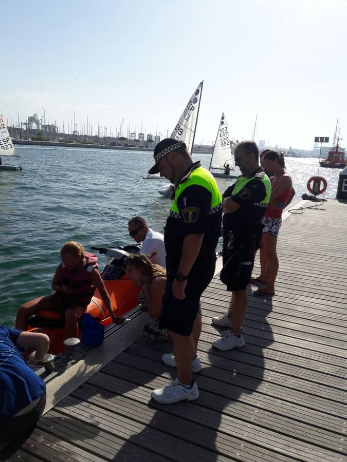 Fotos del delfín varado en la playa del Cabanyal