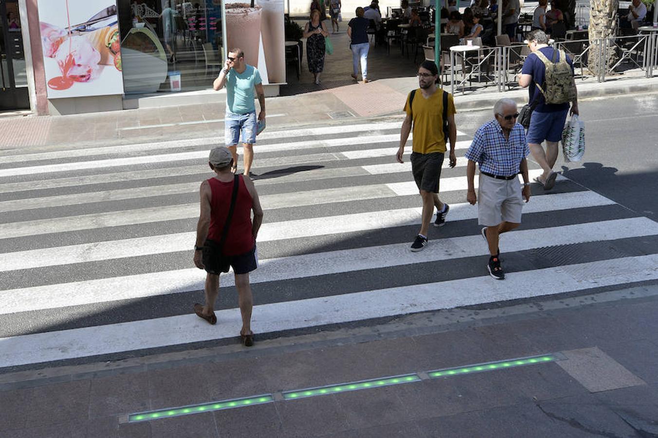 Elche instala un paso de peatones inteligente para alertar a usuarios con móvil