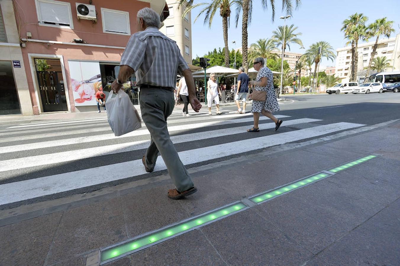 Elche instala un paso de peatones inteligente para alertar a usuarios con móvil