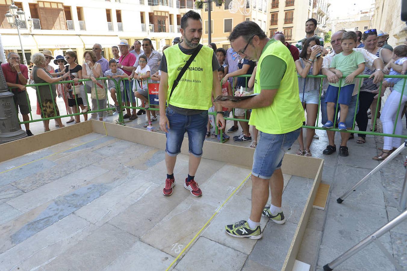 Un murciano gana el torneo de lanzamiento de huesos de dátil y oliva en Elche