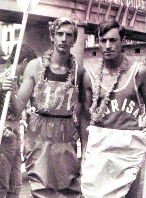 Flores para el más veloz. Juan M. Feliz (a la izquierda) en 1968, con collares hawaianos para los vencedores.