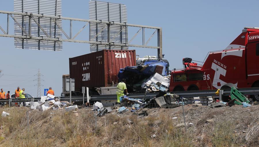 Fotos del accidente de dos camiones en la A-7 a la altura de Sagunto