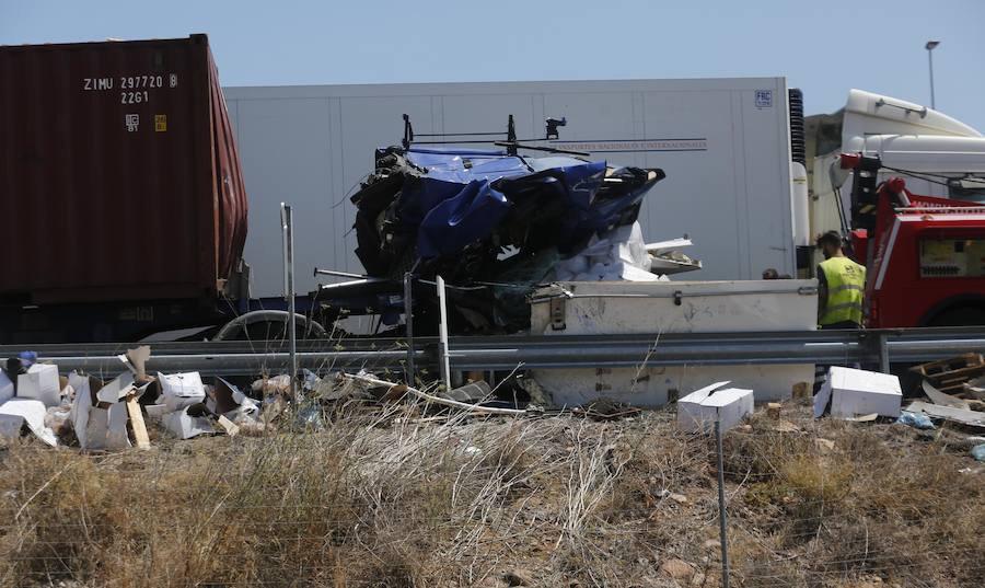 Fotos del accidente de dos camiones en la A-7 a la altura de Sagunto