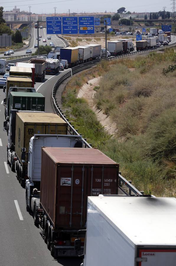 Fotos del accidente de dos camiones en la A-7 a la altura de Sagunto
