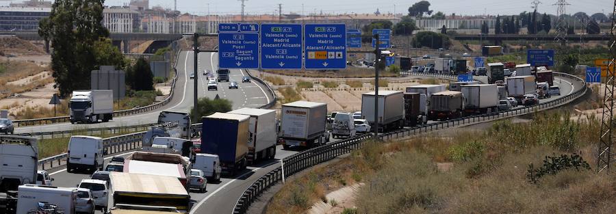 Fotos del accidente de dos camiones en la A-7 a la altura de Sagunto