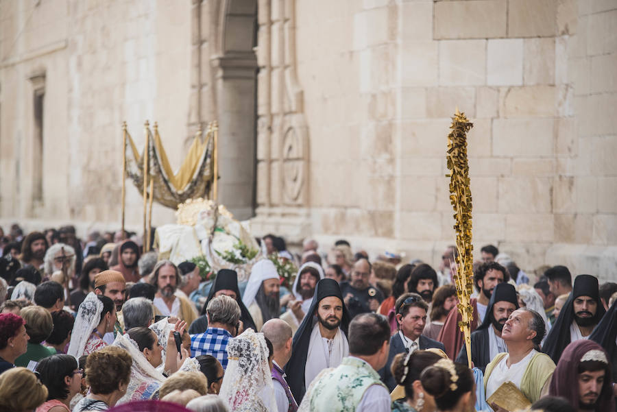 Procesión y coronación de la Virgen María