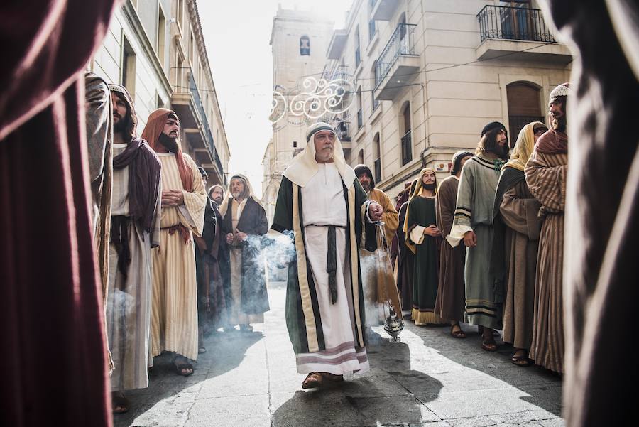 Procesión y coronación de la Virgen María