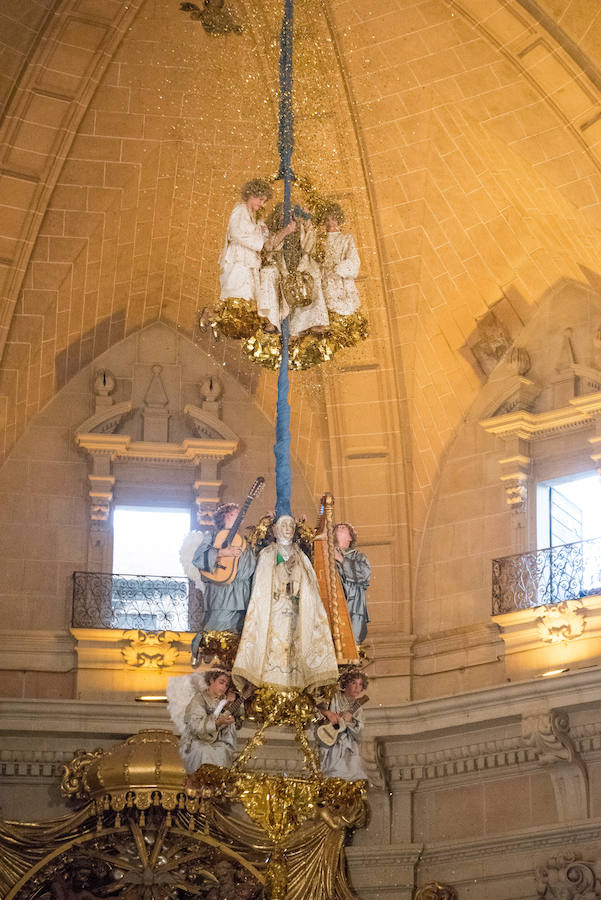 Procesión y coronación de la Virgen María