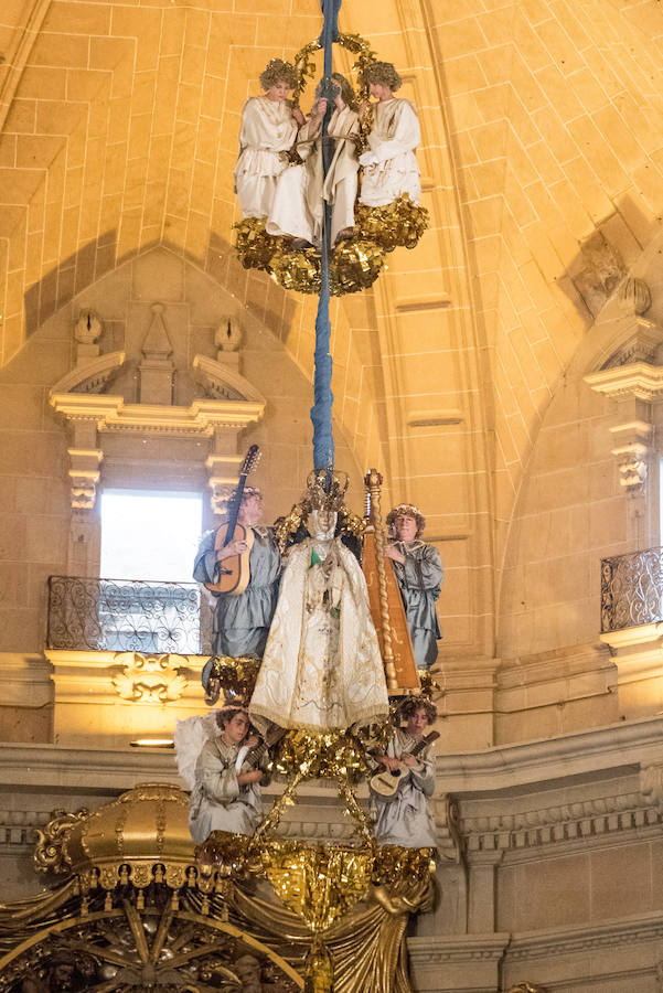 Procesión y coronación de la Virgen María