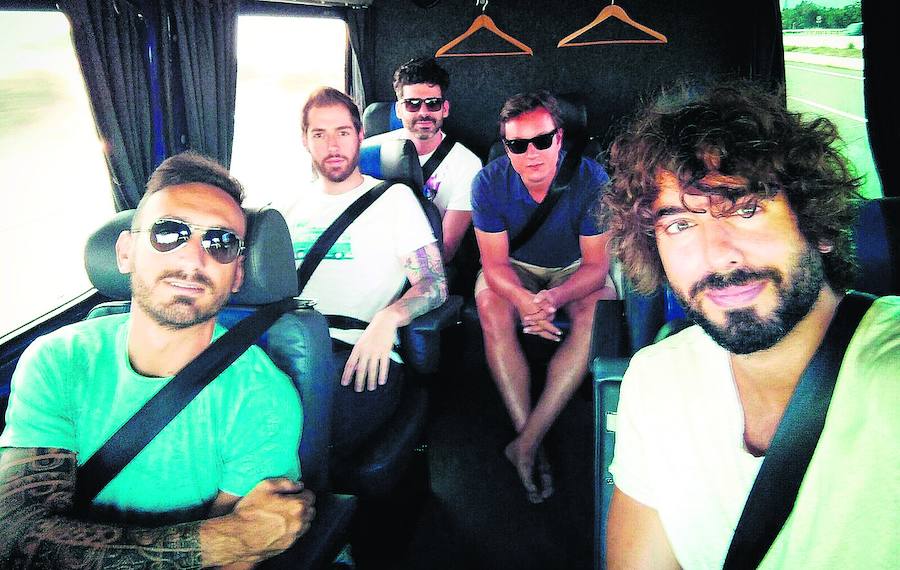 Mikel Izal, en un selfi con la banda, durante un trayecto en furgoneta entre Madrid y Pontevedra. Llevan diez meses de gira y 50.000kilómetros encima. Precisamente dedicaron a Supersubmarina su concierto de Pontevedra, el pasado martes.