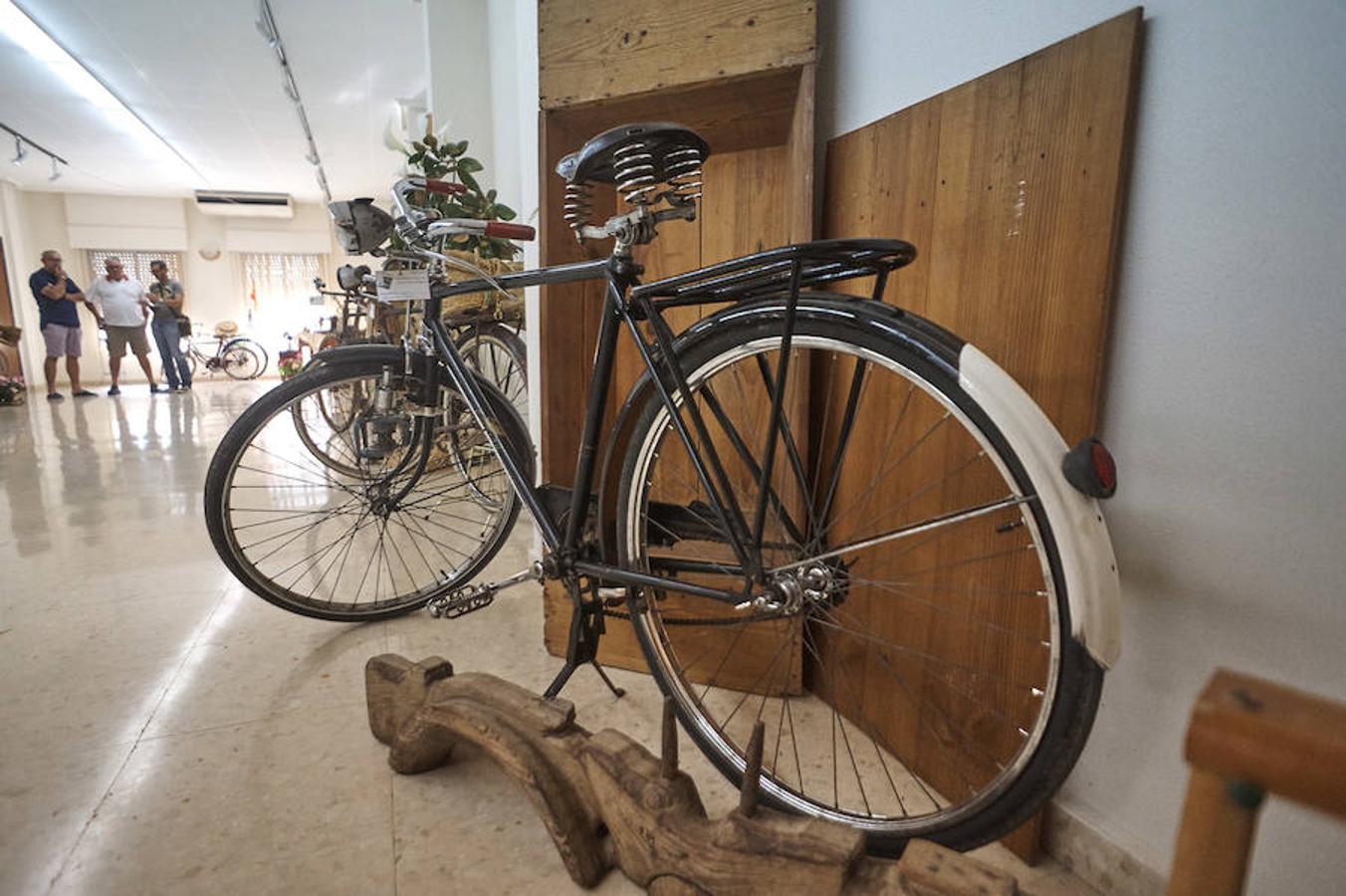 Exposición de bicicletas antiguas y objetos tradicionales en Redován