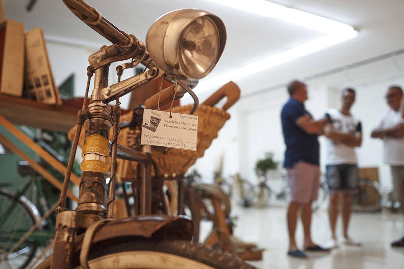 Exposición de bicicletas antiguas y objetos tradicionales en Redován