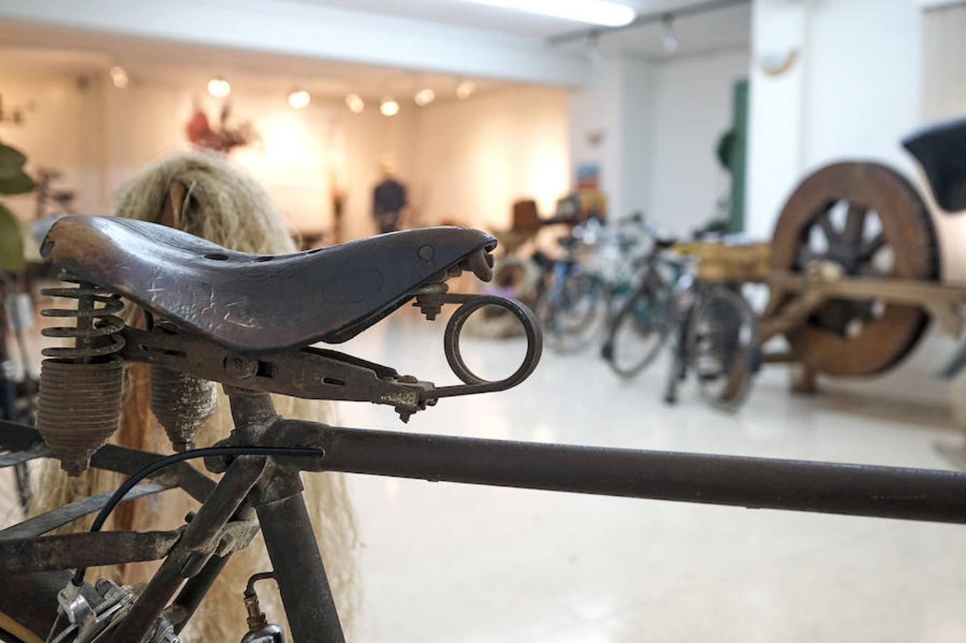 Exposición de bicicletas antiguas y objetos tradicionales en Redován