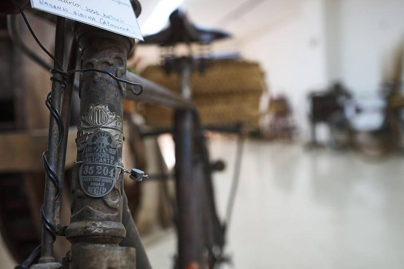 Exposición de bicicletas antiguas y objetos tradicionales en Redován