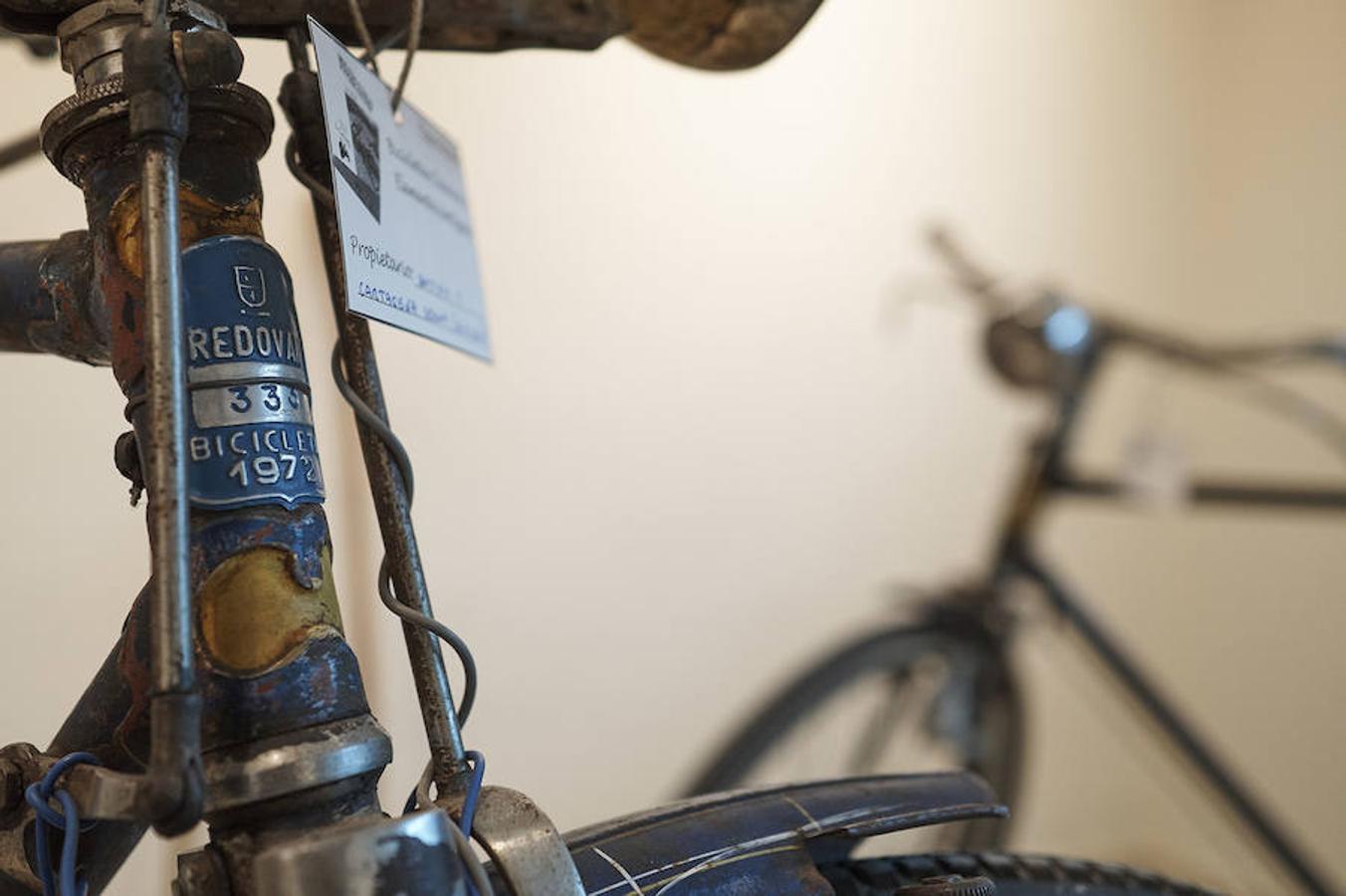 Exposición de bicicletas antiguas y objetos tradicionales en Redován