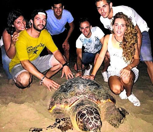 Gracias a ellos. Rut y Carles (a la izquierda) fueron los primeros en avistar a la tortuga boba depositando sus huevos en la playa. Su llamada al 112 activó todo el protocolo.