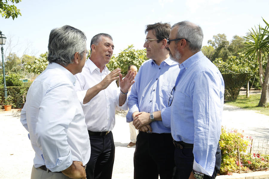 Fotos de Ximo Puig en la reunión con los empresarios valencianos