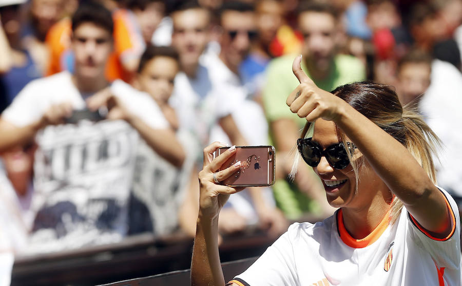 Tamara Gorro en la presentación de su marido como nuevo jugador del Valencia C. F. en Mestalla.