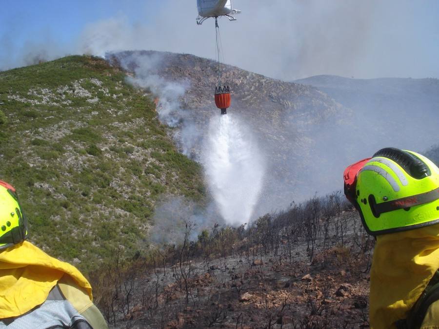 Fotos del incendio forestal en Bolulla