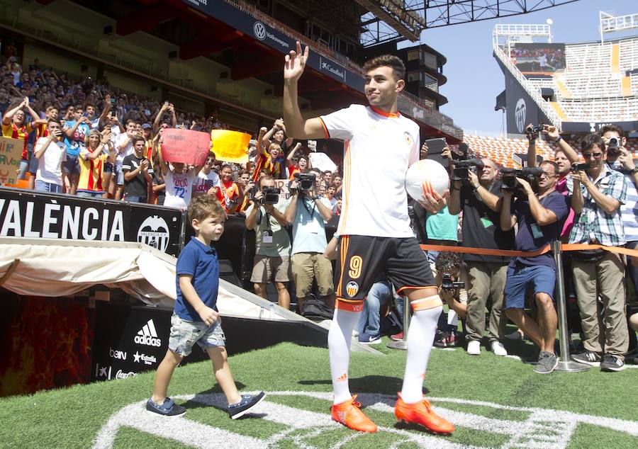 Fotos de la presentación de Munir, nuevo jugador del Valencia CF