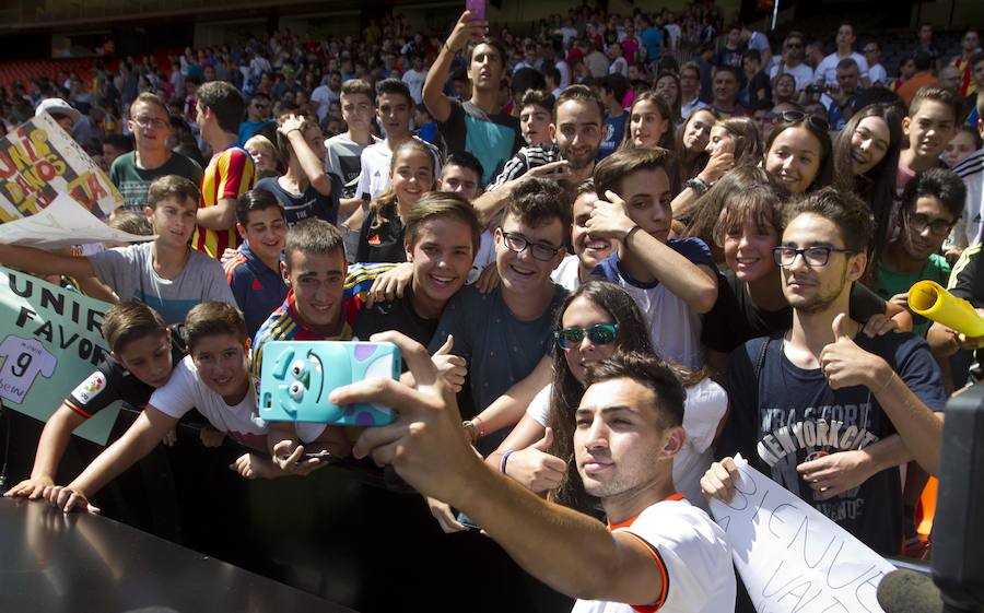 Fotos de la presentación de Munir, nuevo jugador del Valencia CF