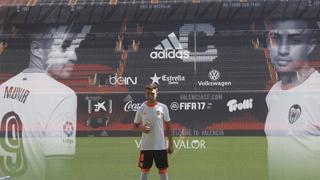 Fotos de la presentación de Munir, nuevo jugador del Valencia CF