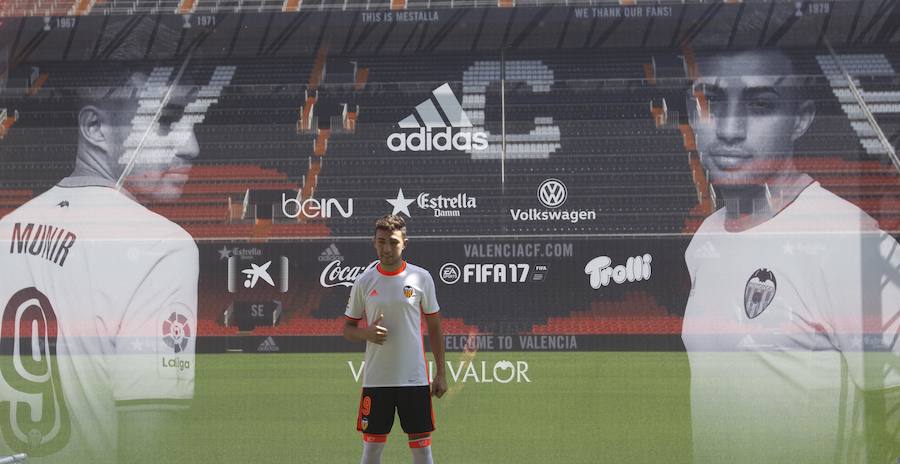 Fotos de la presentación de Munir, nuevo jugador del Valencia CF