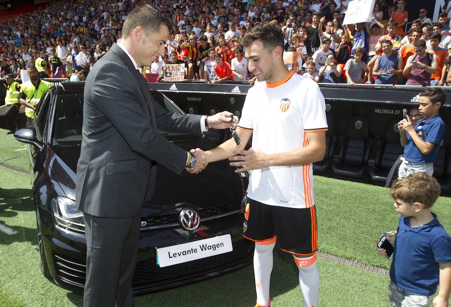 Fotos de la presentación de Munir, nuevo jugador del Valencia CF