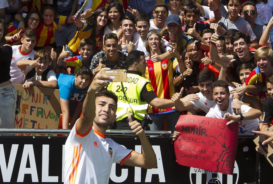 Fotos de la presentación de Munir, nuevo jugador del Valencia CF