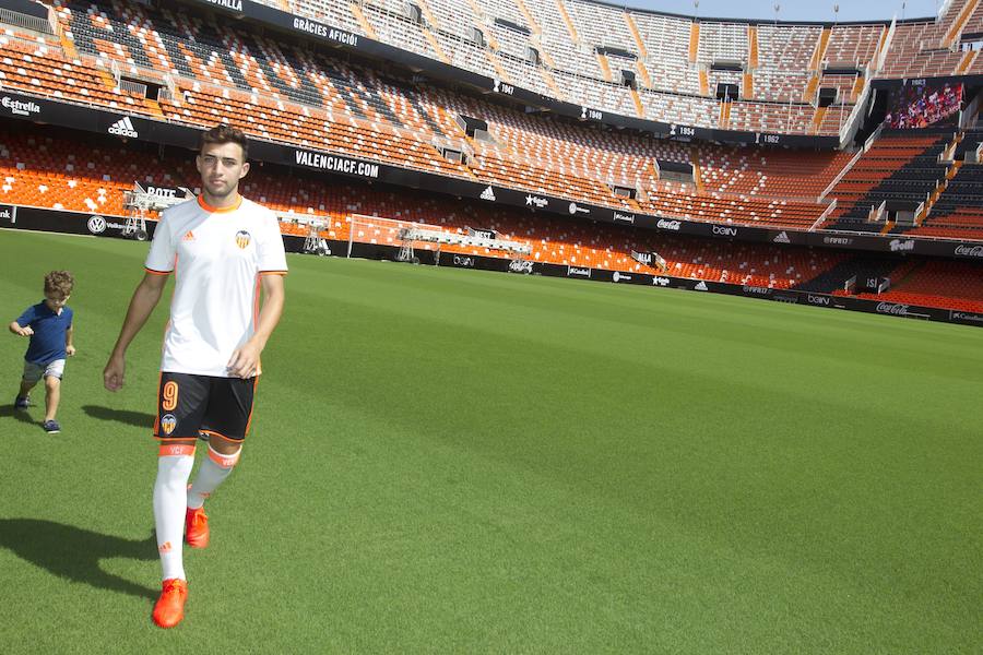 Fotos de la presentación de Munir, nuevo jugador del Valencia CF