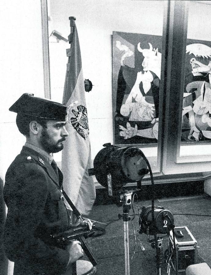 El ‘Guernica’ se exhibió al principio tras un cristal antibalas y con custodia permanente de la Guardia Civil para evitar posibles ataques.