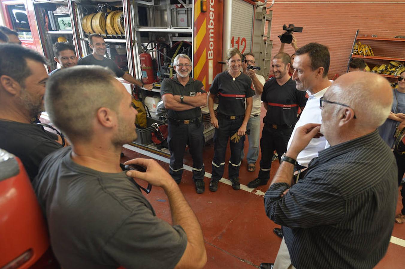 Carlos González y José Pérez visitan el Parque de Bomberos de Elche